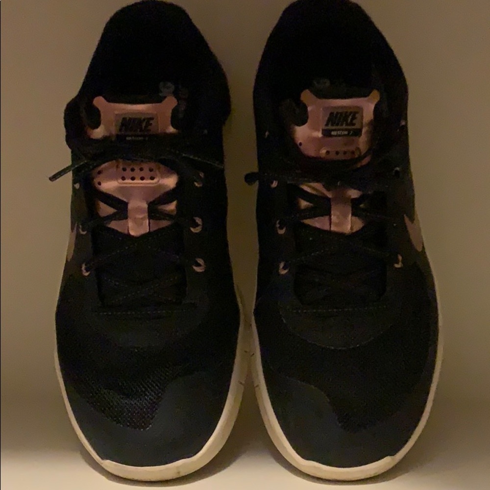 Nike met con-tennis shoes.